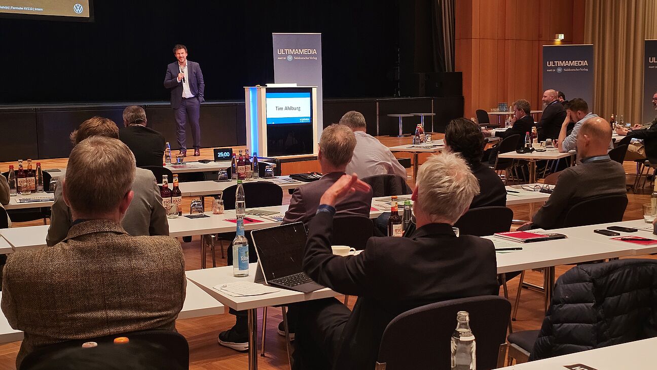 Tim Ahlburg werden Fragen aus dem Publikum während seines Vortrags beim Fachkongress Fabrikplanung 2025 gestellt