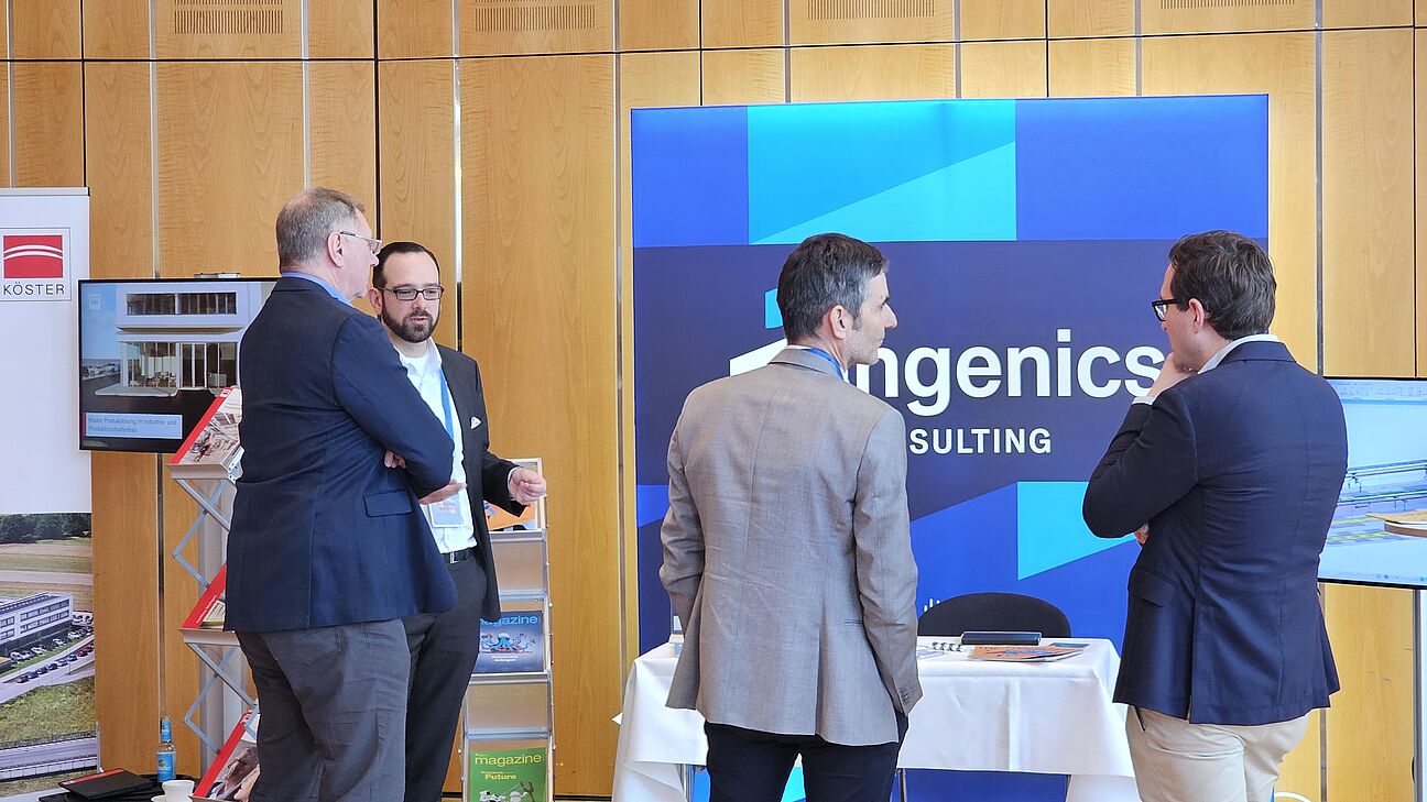 Teilnehmer des Fachkongress Fabrikplanung im Austausch am Stand von ingenics 