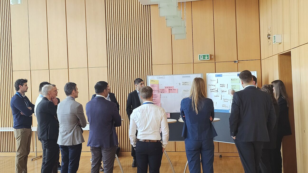 Workshops Lessons Learned auf dem Fachkongress Fabrikplanung 2025 in Ludwigsburg. Man sieht einen Kreis von Teilnehmern während des Workshops. 