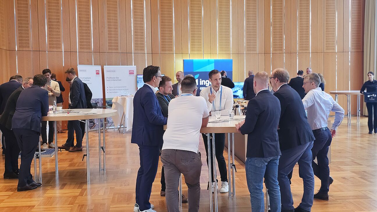 Teilnehmer des Deutschen Fachkongress Fabrikplanung am Netzwerken im Ausstellerbereich. 