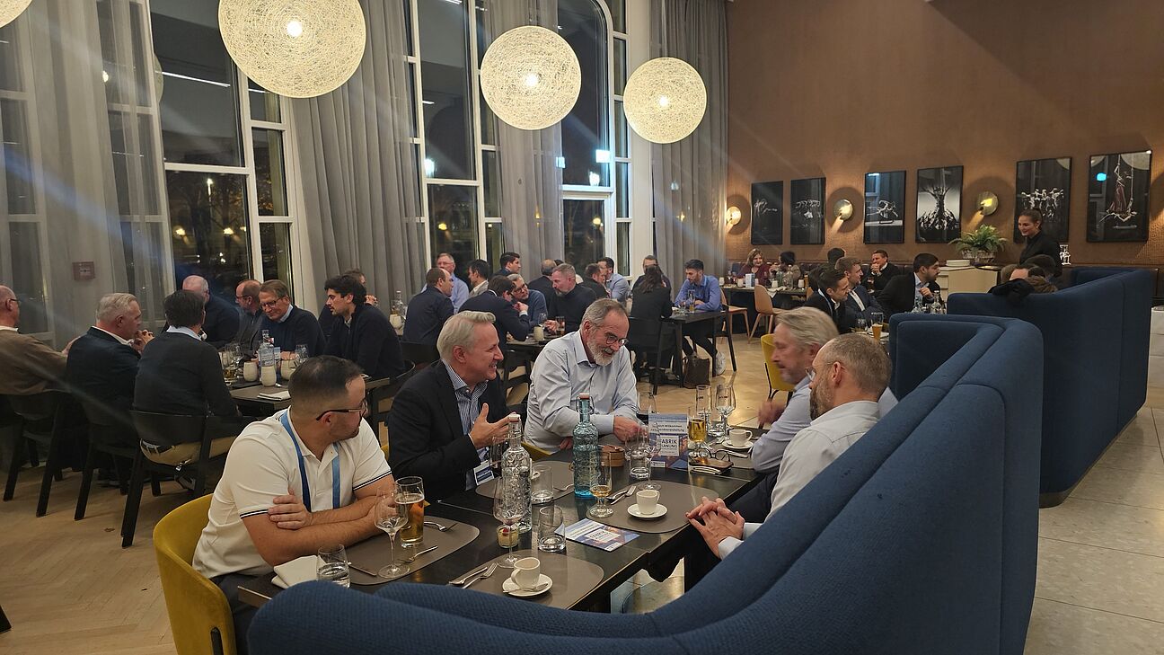 Foto von den Teilnehmern auf der Abendveranstaltung des Fachkongress Fabrikplanung 2025 während sie an den Tischen sitzen und sich austauschen