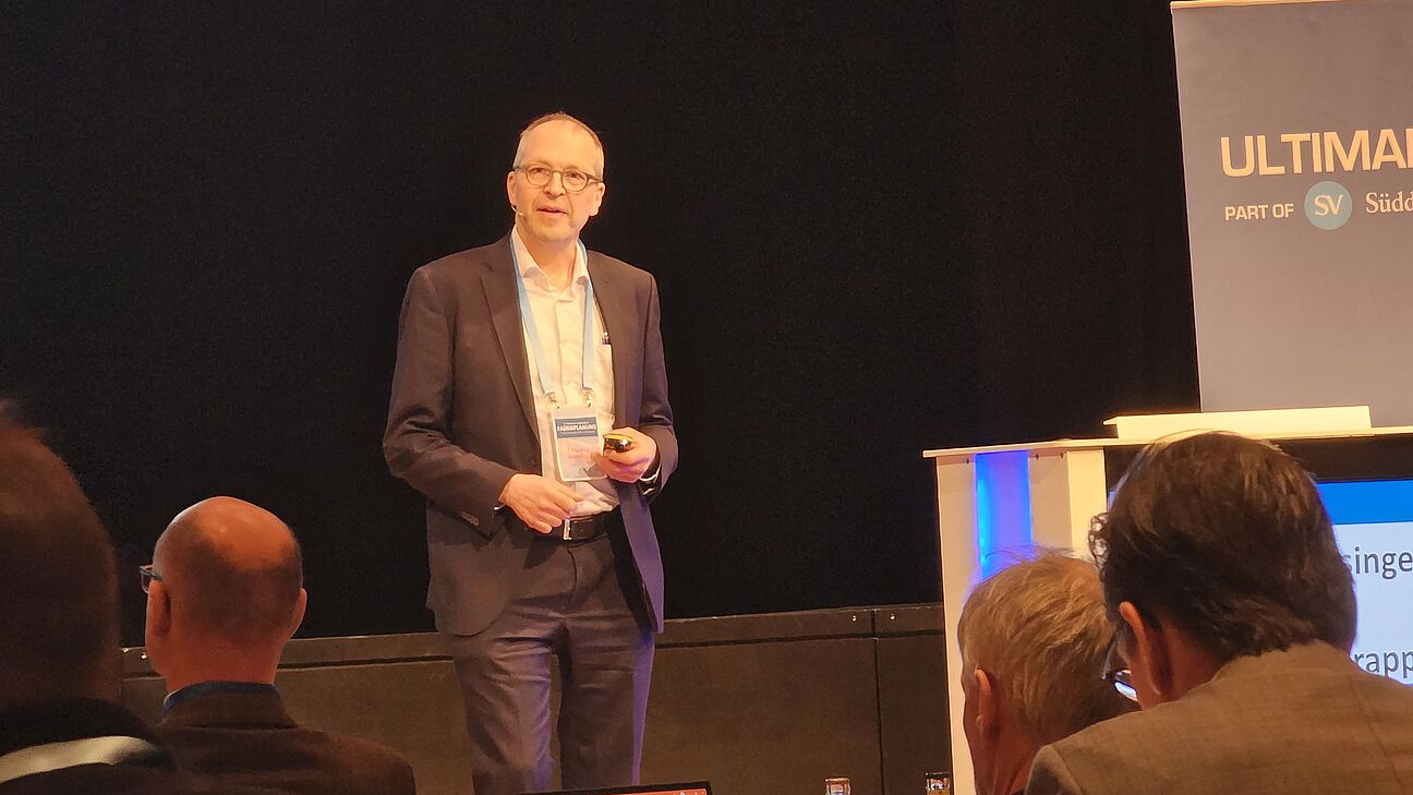 Markus Rössinger während seines Vortrags auf der Bühne beim Deutschen Fachkongress Fabrikplanung 2025