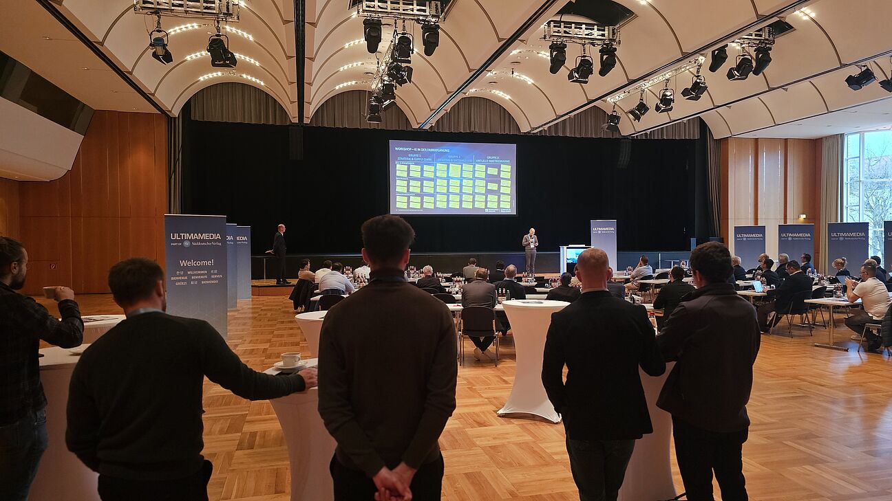 Mathias Stach auf der Bühne beim Deutschen Fachkongress Fabrikplanung 2025