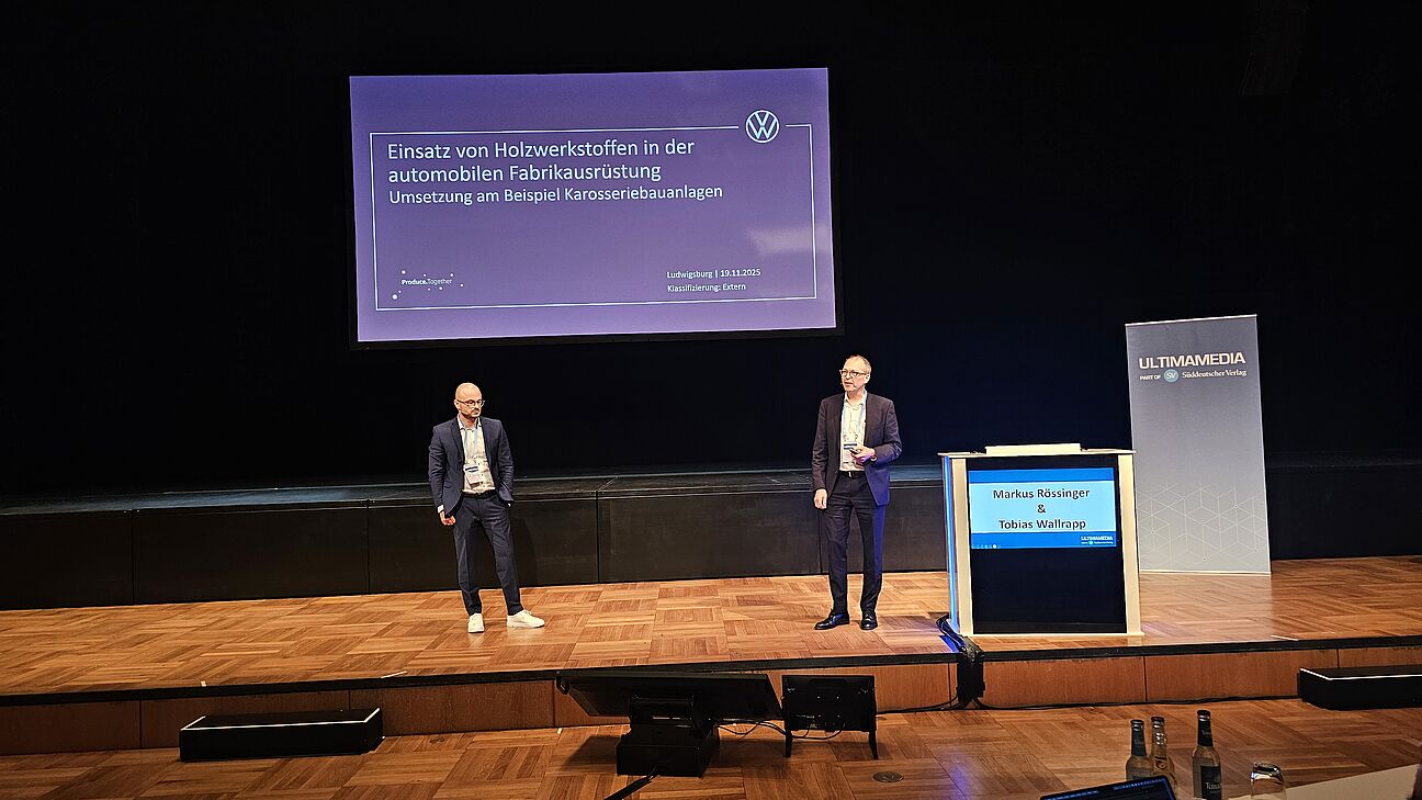 Markus Rössinger & Tobias Wallrapp auf der Bühne beim Fachkongress Fabrikplanung 2025