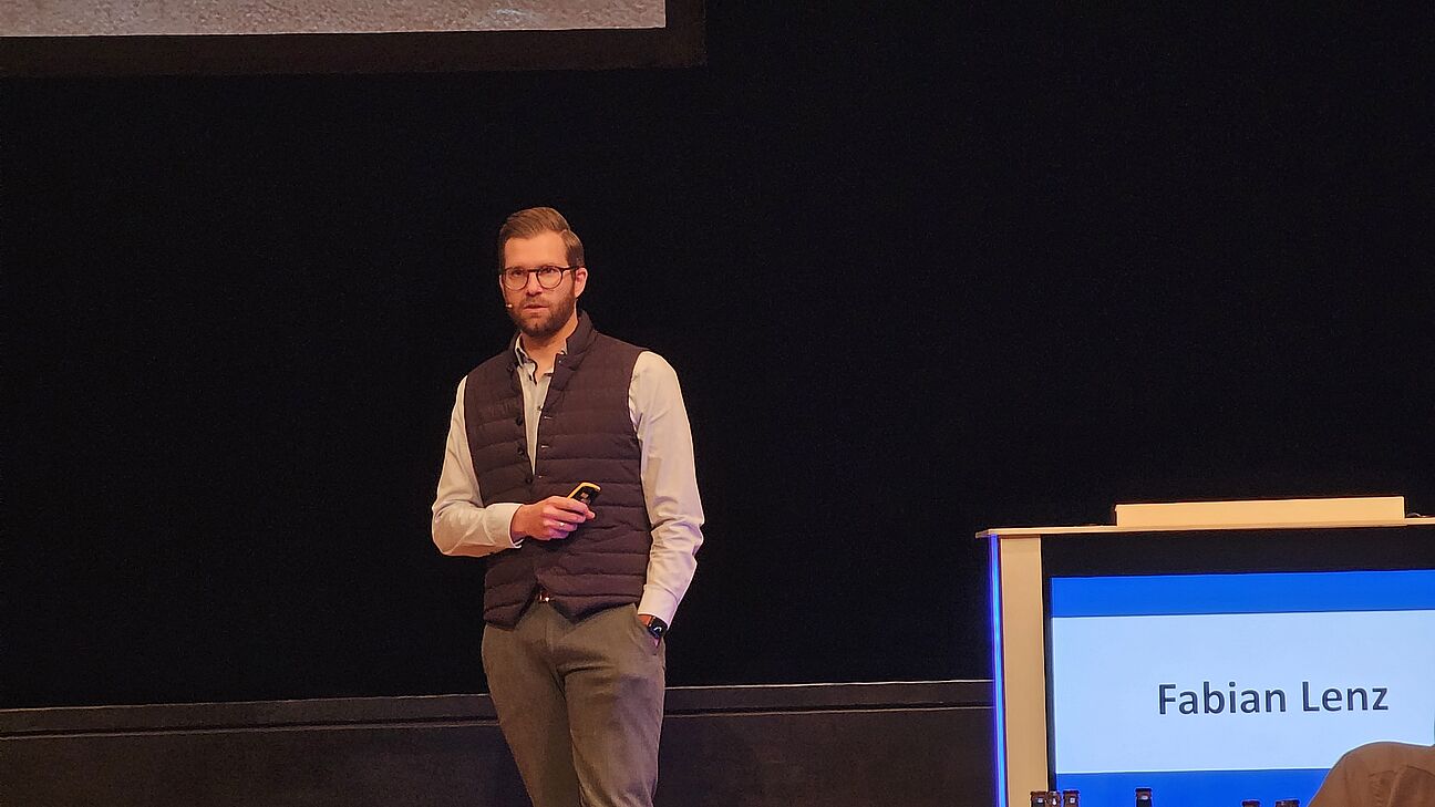 Fabian Lenz während seines Vortrags auf dem Fachkongress Fabrikplanung 2025