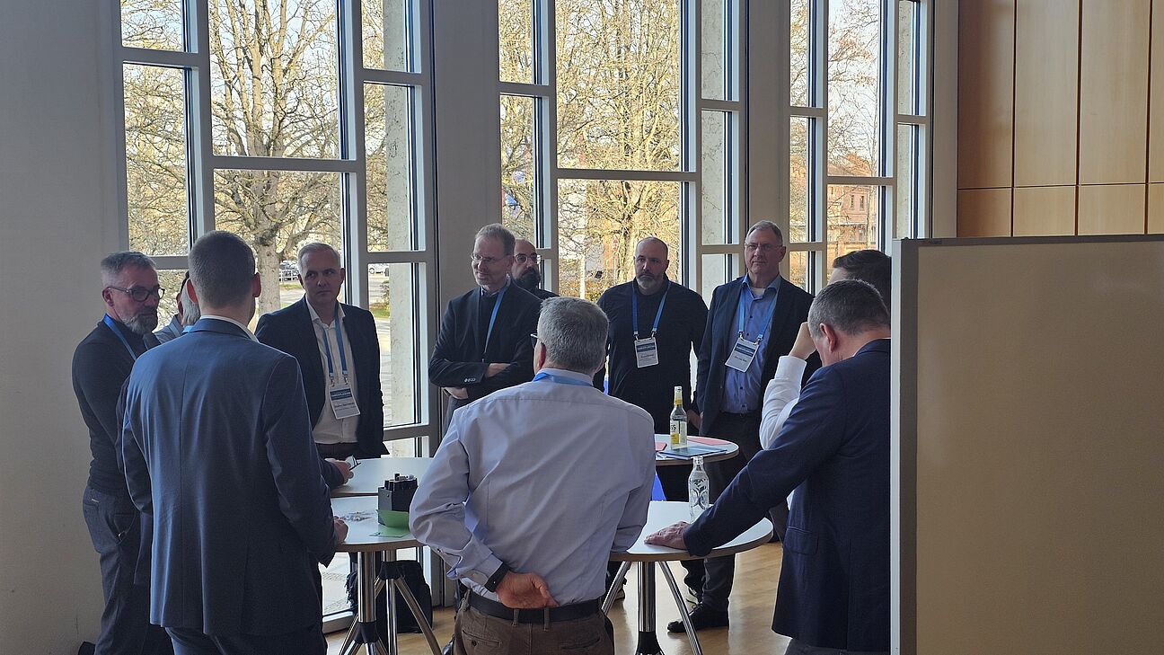 Workshops Lessons Learned auf dem Deutschen Fachkongress Fabrikplanung 2025. Man sieht die Teilnehmer während des Workshops im Kreis. 