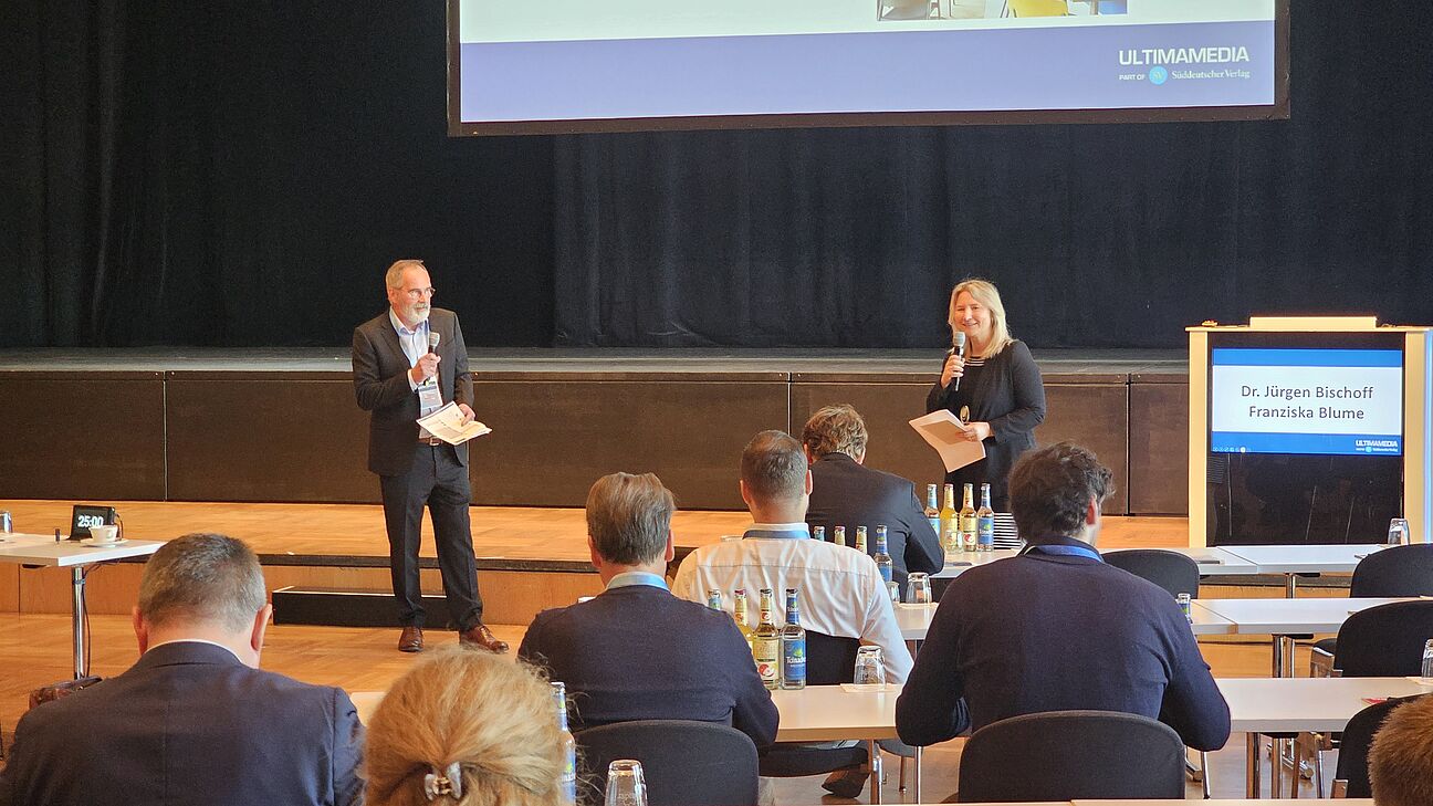 Begrüßung und Anmoderation durch Dr. Jürgen Bischof und Franziska Blume beim Fachkongress Fabrikplanung 2025