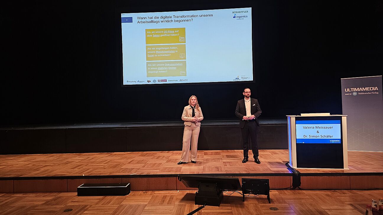 Valeria Meissauer und Dr. Simon Schäfer während ihres Vortrags auf der Bühne beim Fachkongress Fabrikplanung 2025