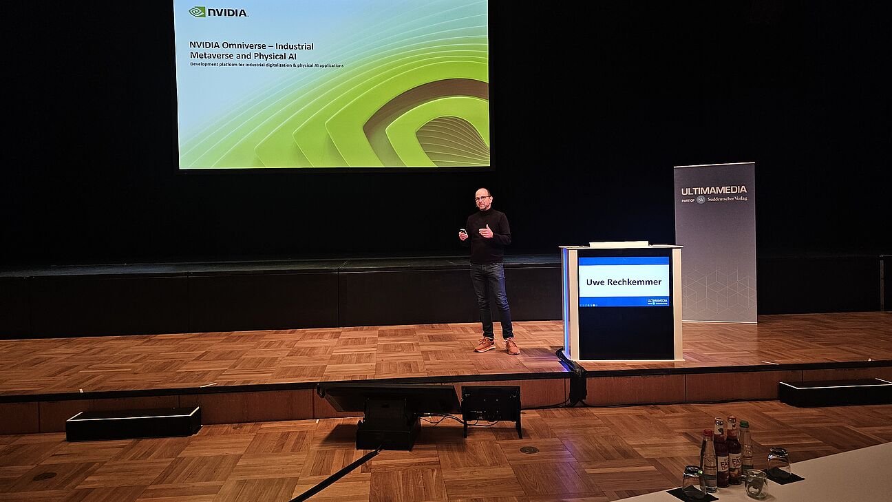Uwe Rechkemmer spricht auf dem Fachkongress Fabrikplanung 2025 in Ludwigsburg auf der Bühne. 