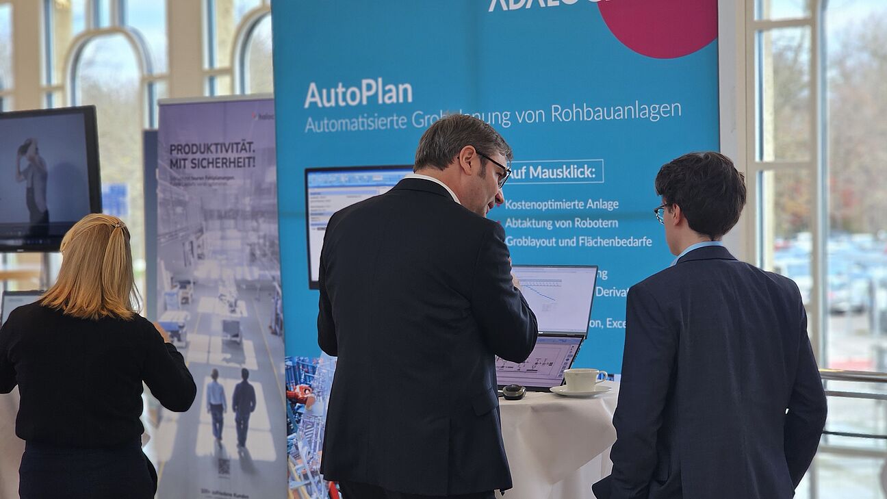Teilnehmer am Netzwerken am Stand von adalogic auf dem Fachkongress Fabrikplanung 2025