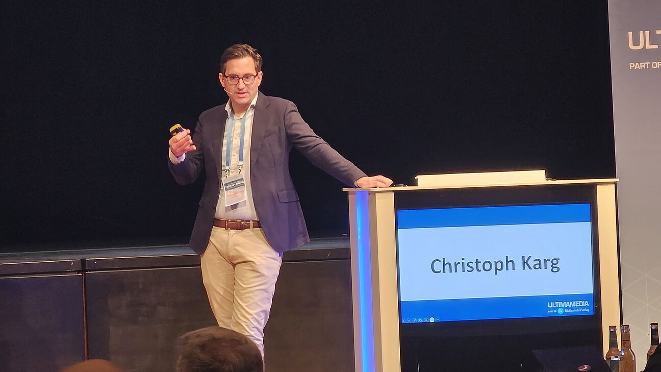 Nähere Aufnahme von Christoph Karg während seines Vortrags auf dem Fachkongress Fabrikplanung 2025 in Ludwigsburg