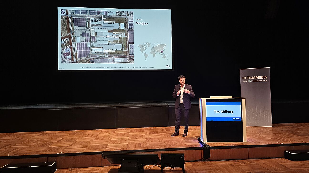 Tim Ahlburg spricht auf der Bühne beim Deutschen Fachkongress Fabrikplanung 2025