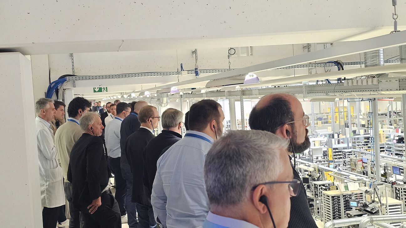 Teilnehmer des Deutschen Fachkongress Fabrikplanung schauen sich das Werk von PILZ an. 