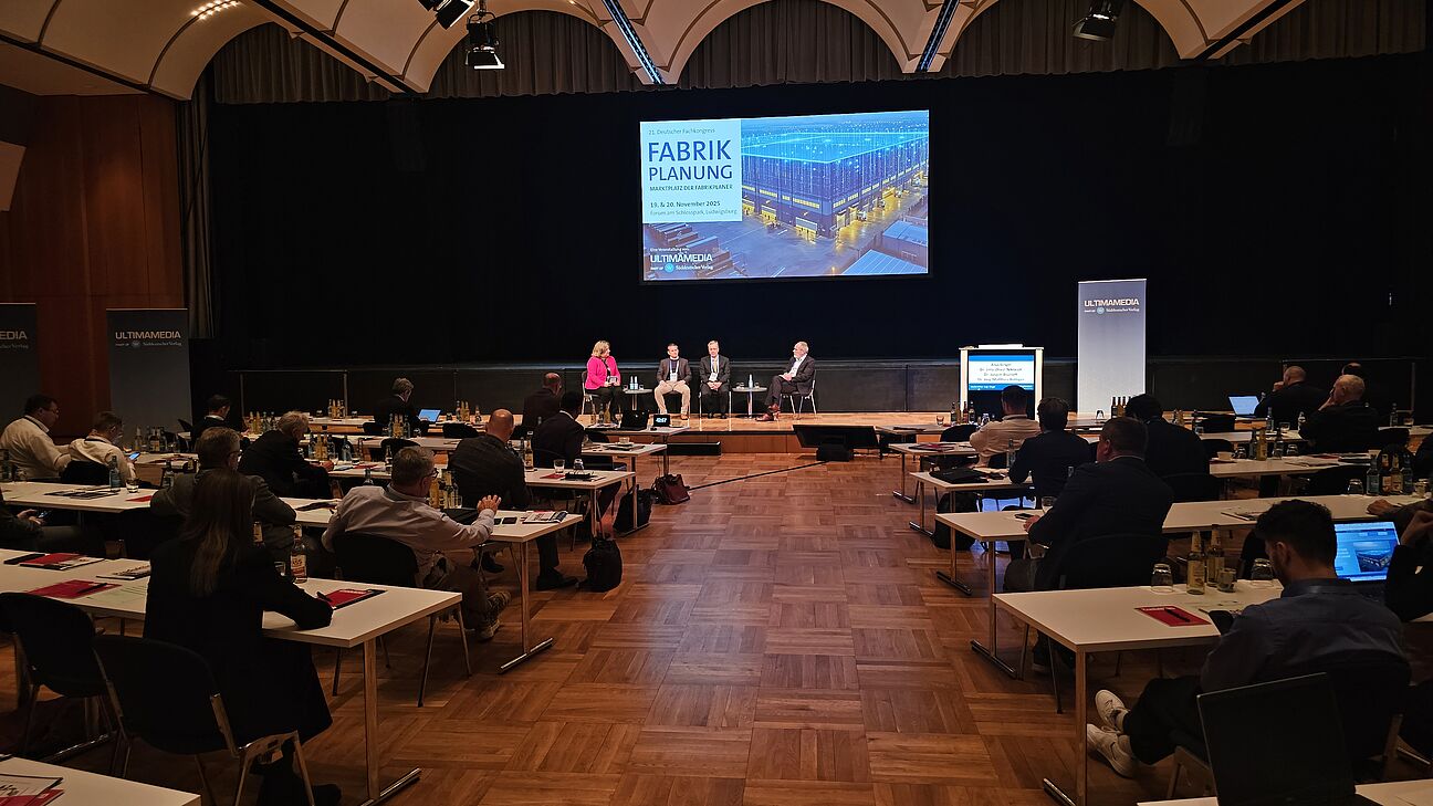 Konferenzraum während der Panel Discussion beim Deutschen Fachkongress Fabrikplanung 2025 in Ludwigsburg 
