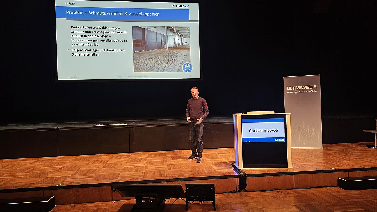 Christian Löwe während seines Vortrags auf dem Fachkongress Fabrikplanung 2025